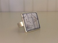 zilverkleurige ring met lijn-patroon